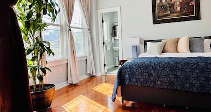 Cozy guesthouse in downtown San Antonio close to major city attractions!