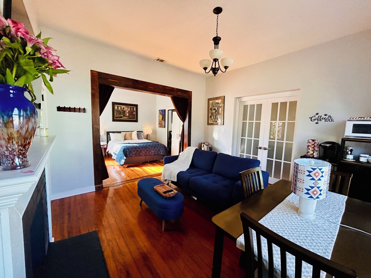 Cozy guesthouse/studio in downtown San Antonio close to major city attractions!