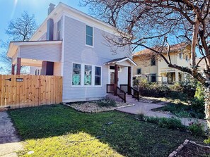 Exterior - Cozy house in downtown San Antonio close to major city attractions! (San Antonio)