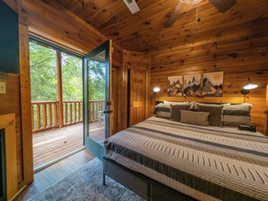 5 bedrooms, iron/ironing board, WiFi, bed sheets - Luxury Cabin Sleeps 14 - Resort Amenities, Hot Tub, Game Room & Pool Access (Gatlinburg)