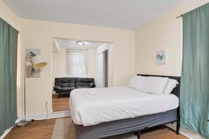 3 habitaciones, tabla de planchar con plancha, wifi y ropa de cama 