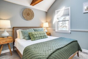 2 bedrooms, iron/ironing board, internet, bed sheets - Swim & Fish On-Site! Waterfront Cape Cod Cottage (Mashpee)