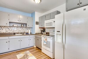 Refrigerador, microondas, parrilla de estufa y cafetera y tetera 