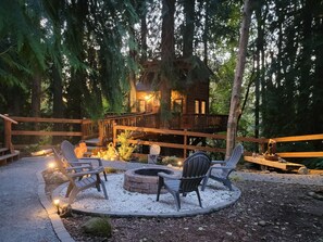 Terrace/patio - Kalptaru Treehouse Retreat (Woodinville)