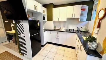 Een koelkast, een magnetron, een kookplaat