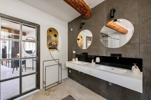 Shower, hair dryer, towels