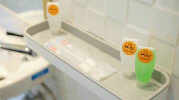 Deluxe Studio | Bathroom amenities