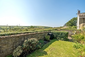 Property grounds - Strand Cottage - sleeps 4 guests  in 2 bedrooms (Burton Bradstock)