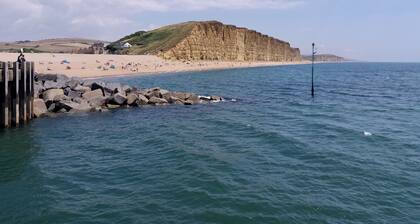 Strand Cottage - sleeps 4 guests in 2 bedrooms