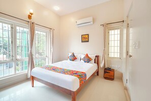 2 bedrooms, desk, iron/ironing board, WiFi
