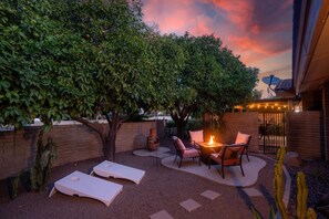 Outdoor dining - Wild Wild West ~ Walk To Old Town + 3 Shared Pools (Scottsdale)