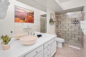 Een douche, een haardroger, handdoeken