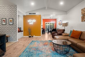 Televisión, futbolito y oficina 