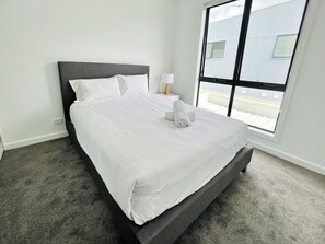 4 slaapkamers, een strijkplank/strijkijzer, gratis wifi, beddengoed