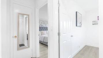 Departamento Premium, 2 habitaciones, patio, en esquina | Área de sala de estar | Televisión LCD de 75 pulgadas con canales digitales y Netflix