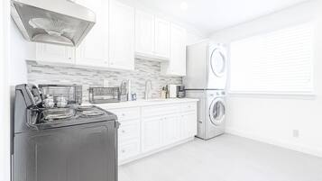 Refrigerador con congelador, microondas, horno y parrilla de estufa