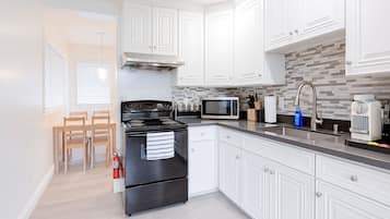 Full-size fridge, microwave, oven, stovetop