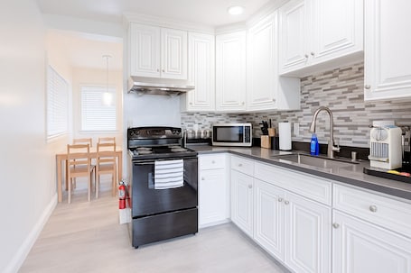 Full-size fridge, microwave, oven, stovetop