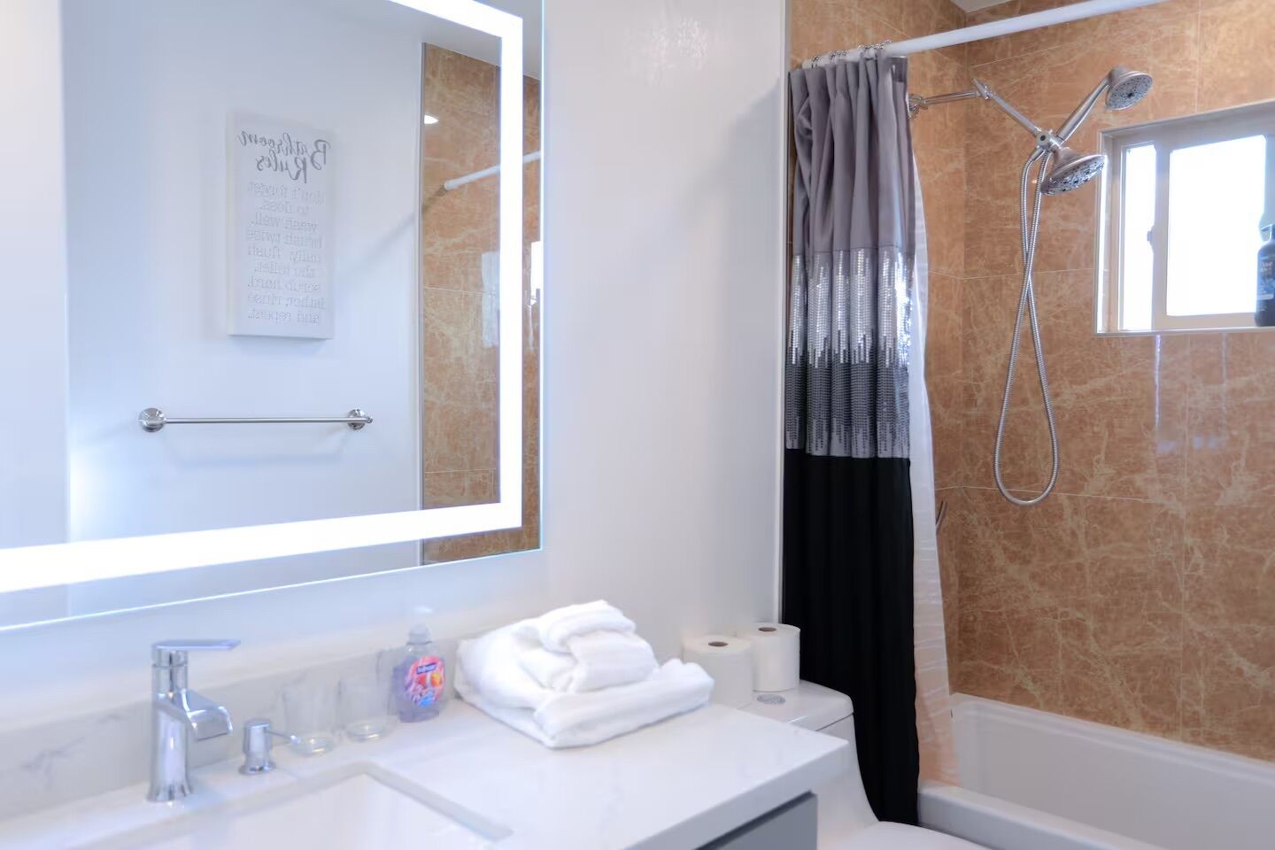 Separate tub and shower, hydromassage showerhead, free toiletries