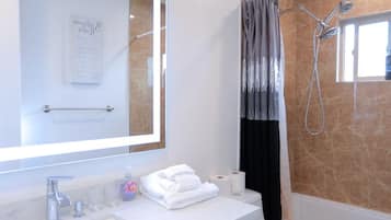 Separate tub and shower, hydromassage showerhead, free toiletries