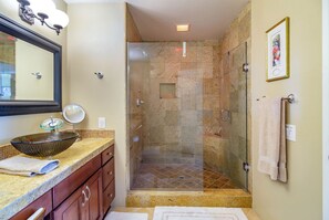 Shower, hair dryer, towels, soap - 
The Country Club Experience in Palm Desert (Palm Desert)