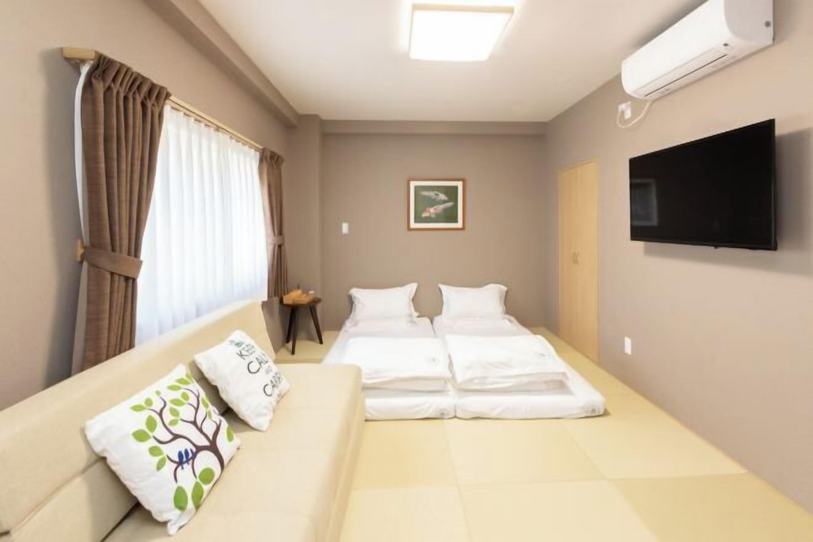 Safe på rommet, skrivebord for bærbar PC og blendingsgardiner