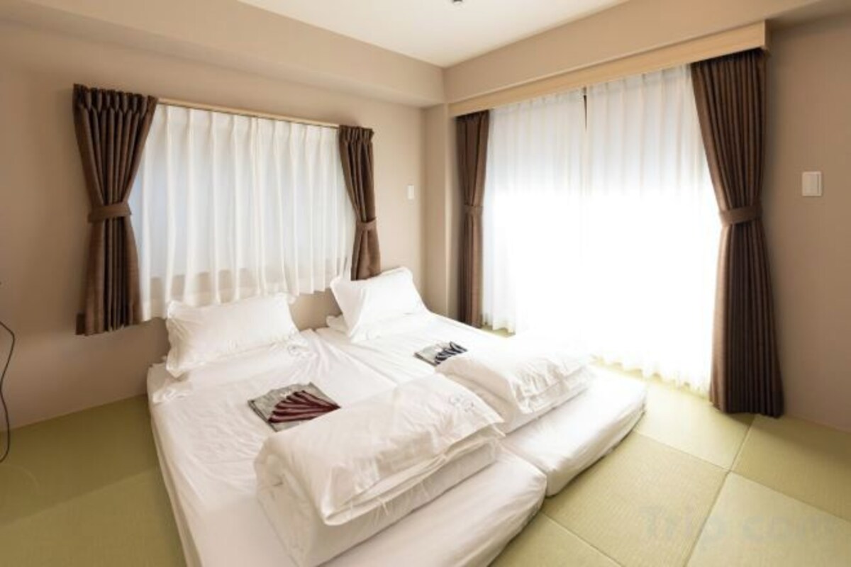 In-room safe, laptop workspace, blackout curtains
