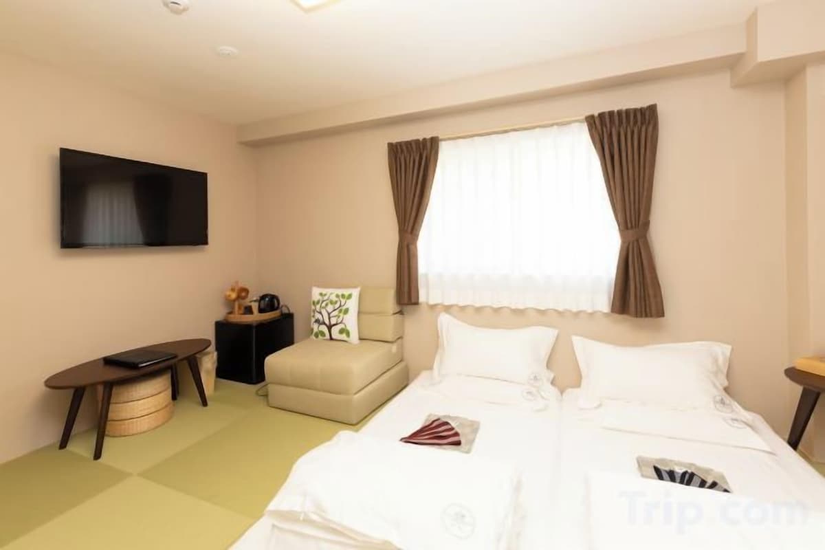 In-room safe, laptop workspace, blackout drapes