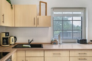 Fridge, microwave, oven, stovetop - Apartment 'Ferienwohnung An Der Haferkoppel' with Private Terrace and Wi-Fi (Groß Kussewitz)