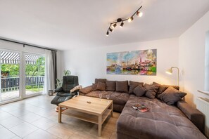 TV - Apartment 'Ferienwohnung An Der Haferkoppel' with Private Terrace and Wi-Fi (Groß Kussewitz)
