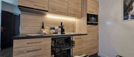 Réfrigérateur, micro-ondes, plaque de cuisson, lave-vaisselle