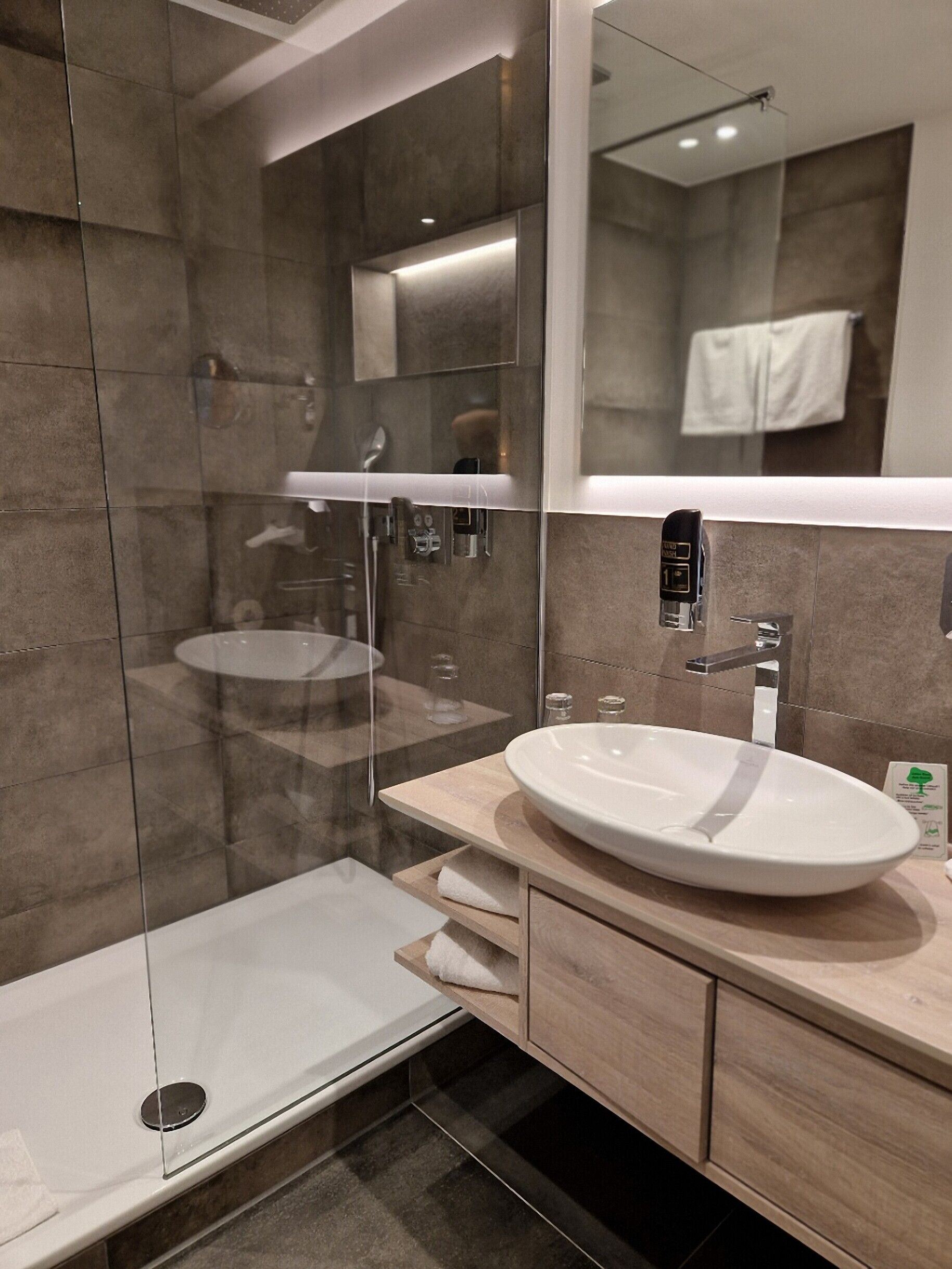 Dusche, Haartrockner, Handtücher