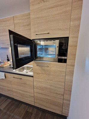 Refrigerador, microondas, placa de cocina, lavavajillas