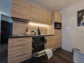 Refrigerador, microondas, placa de cocina, lavavajillas