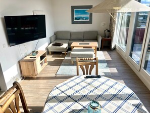 TV, DVD player, stereo - Apartment 'Strandblick' with Sea View, Balcony and Wi-Fi (Hohwacht (Ostsee))