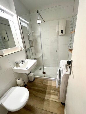 Douche, sèche-cheveux, serviettes fournies