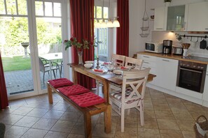 Fridge, microwave, oven, stovetop - Apartment 'Ferienwohnung Baltic Sea' with Private Terrace, Private Garden and Wi-Fi (Börgerende-Rethwisch)