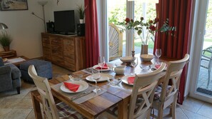 Dining - Apartment 'Ferienwohnung Baltic Sea' with Private Terrace, Private Garden and Wi-Fi (Börgerende-Rethwisch)