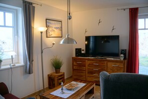 TV, fireplace, DVD player - Apartment 'Ferienwohnung Baltic Sea' with Private Terrace, Private Garden and Wi-Fi (Börgerende-Rethwisch)