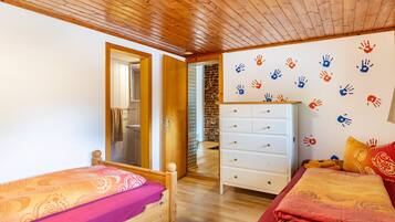4 bedrooms, free WiFi, bed sheets