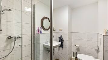 Dusj, hårføner og håndklær