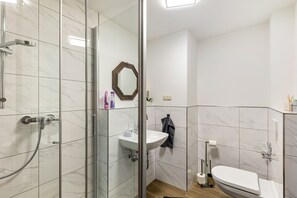 Shower, hair dryer, towels - Apartment 'Fewo45' with Wi-Fi in the Historic Center (Homberg (Efze))