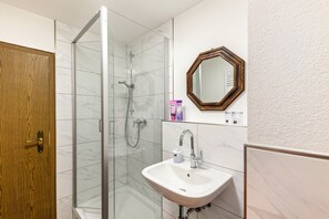 Shower, hair dryer, towels - Apartment 'Fewo45' with Wi-Fi in the Historic Center (Homberg (Efze))