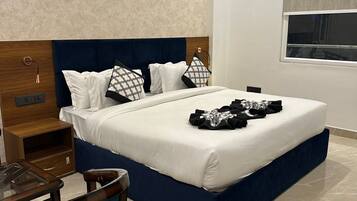 Luxury Double Room, City View | Desk, laptop workspace, soundproofing, WiFi (free)
