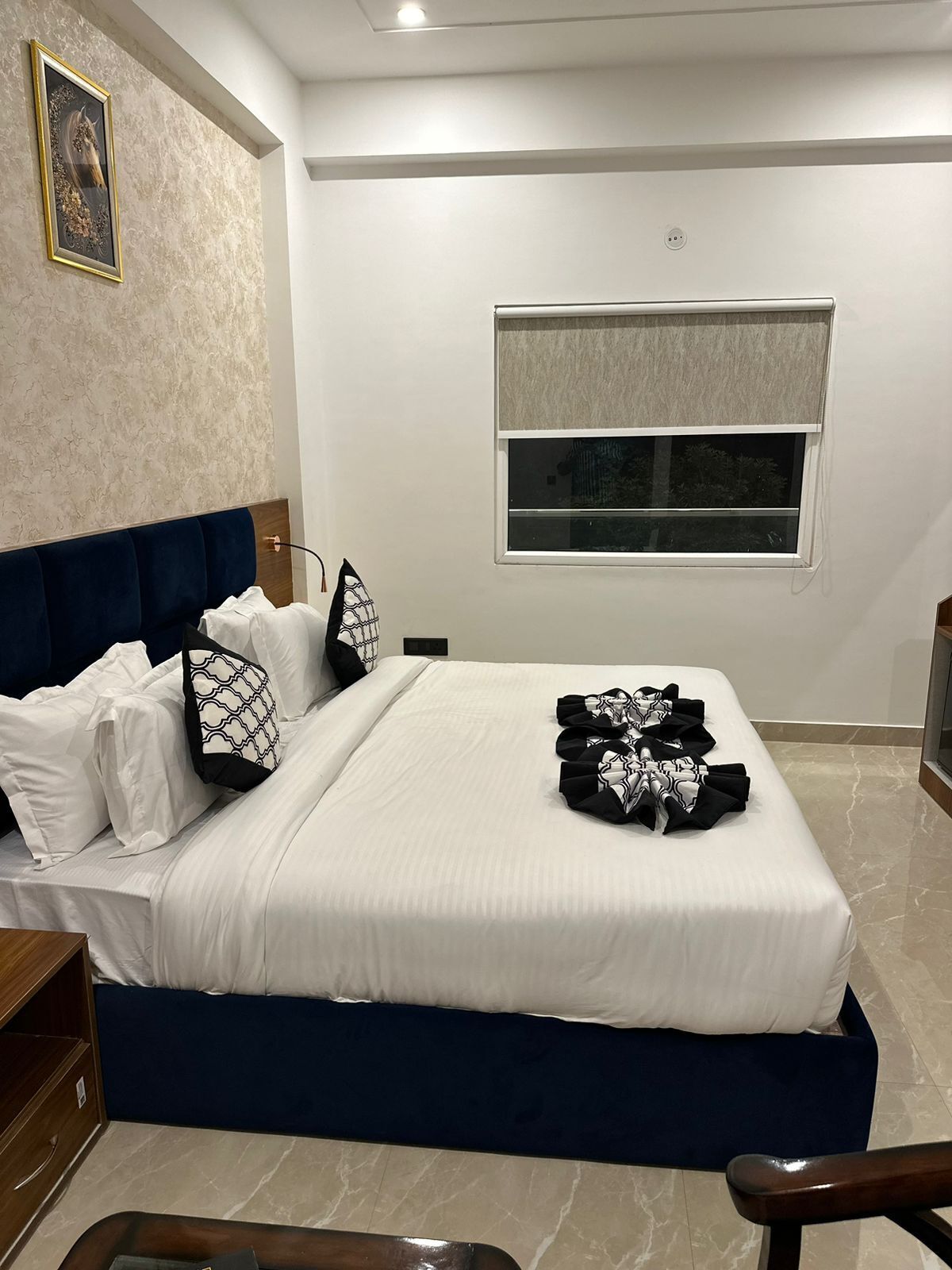 Escritorio y espacio para trabajar con laptop 