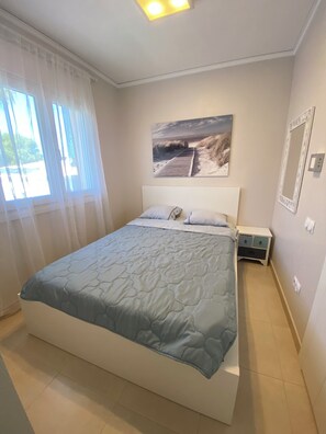 3 bedrooms, iron/ironing board, WiFi, bed sheets
