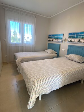 3 habitaciones, tabla de planchar con plancha, wifi y ropa de cama