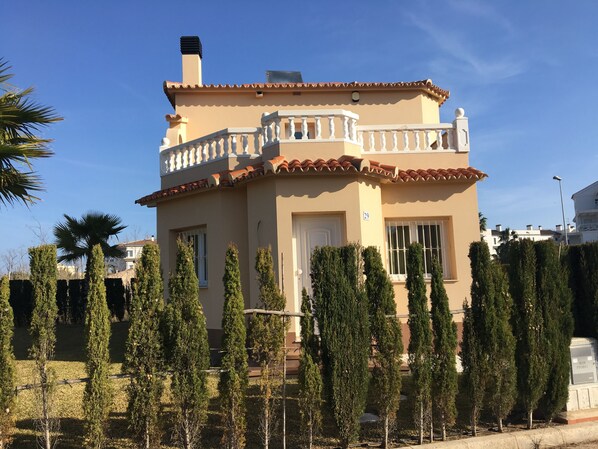 Exterior - Villa with garden, seating area and terrace near the beach and the MET (Oliva)
