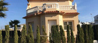 Villa with garden, seating area and terrace near the beach and the MET
