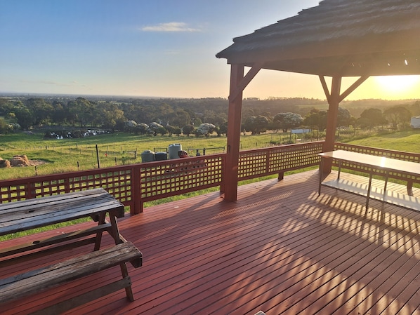 Outdoor dining - Auyea Farm 3 BR Entire House with Table Tennis - 7 Minutes to Gumbuya World! (Tynong North)